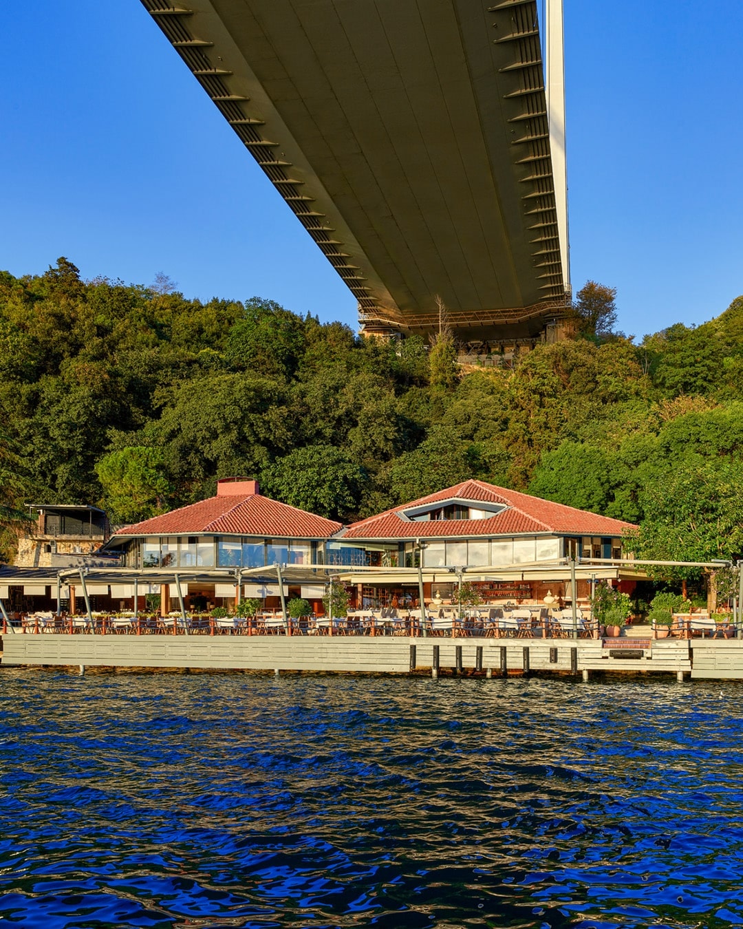 Lacivert: the dining area with a view