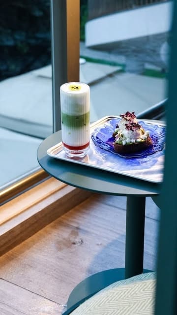 pencere kenarında matcha içeceği ve renkli çağdaş tabak — Lalou Brasserie & Terrace