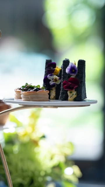 servis tepsisinde tuzlu pastane seçkisi — Lalou Brasserie & Terrace