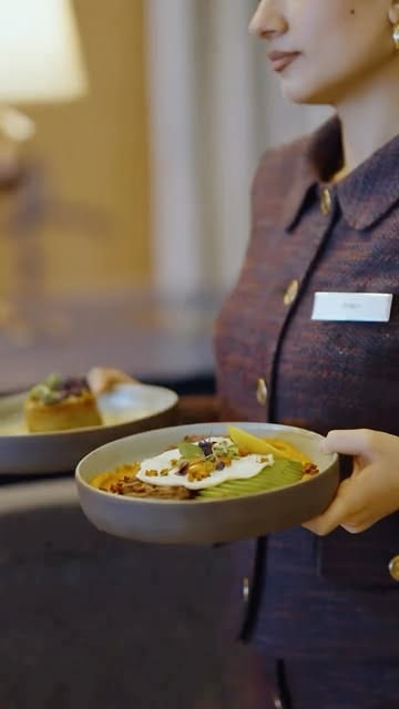masaya getirilen sıcak ve özenli ana tabak — Lalou Brasserie & Terrace