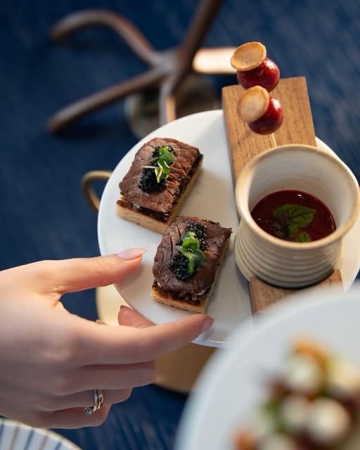 çorba eşliğinde servis edilen küçük sandviçler — Lalou Brasserie & Terrace
