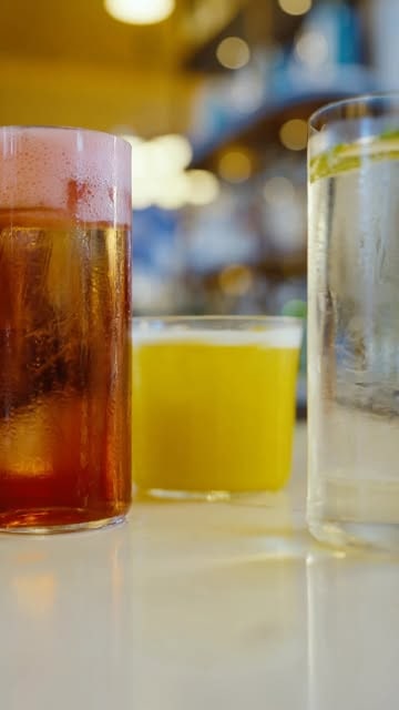 bardaklarda amber ve sarı tonlu soğuk içecekler — Lalou Brasserie & Terrace