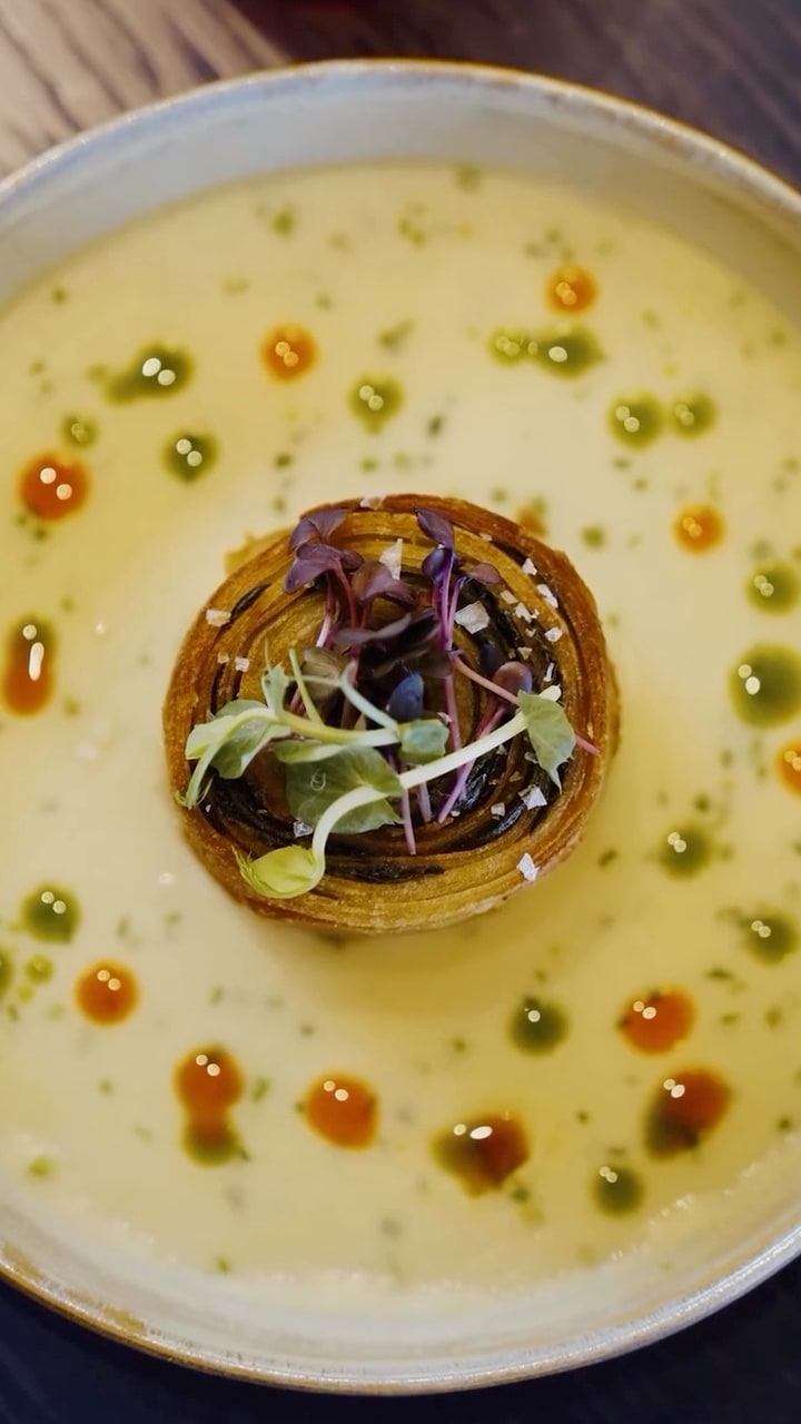sos ve taze otlarla tamamlanan çağdaş tabak — Lalou Brasserie & Terrace