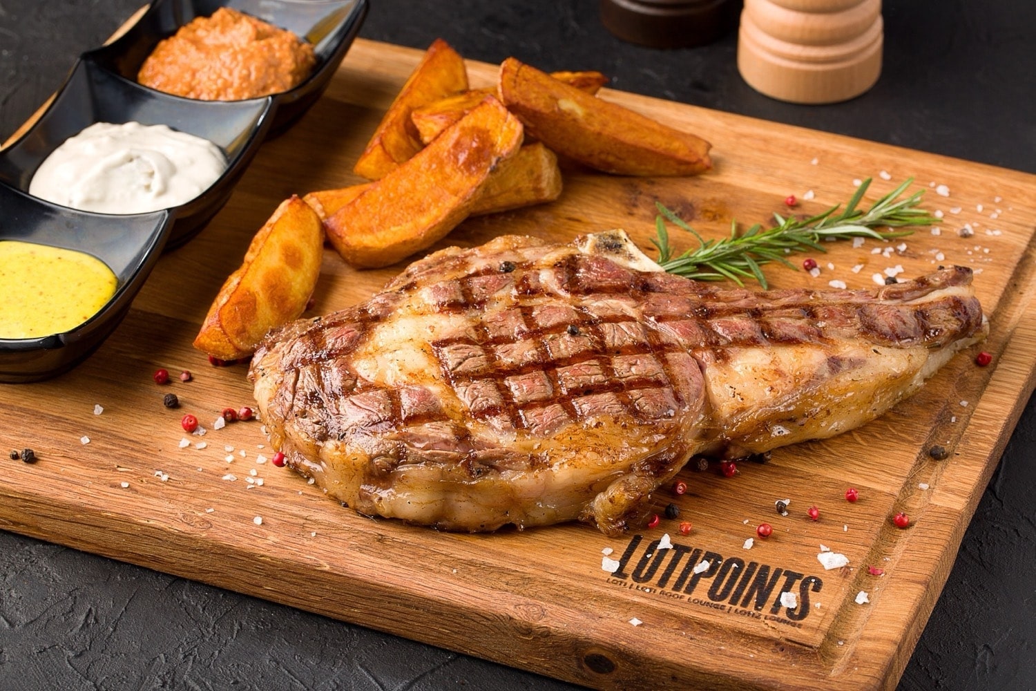 Food and atmosphere at Lotiz Lounge & Hookah