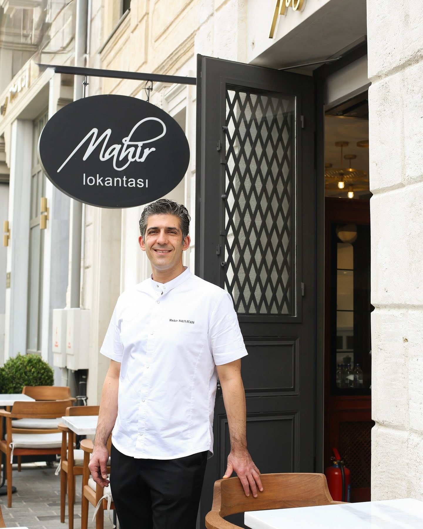 Mahir Lokantası: the dining room and table setting