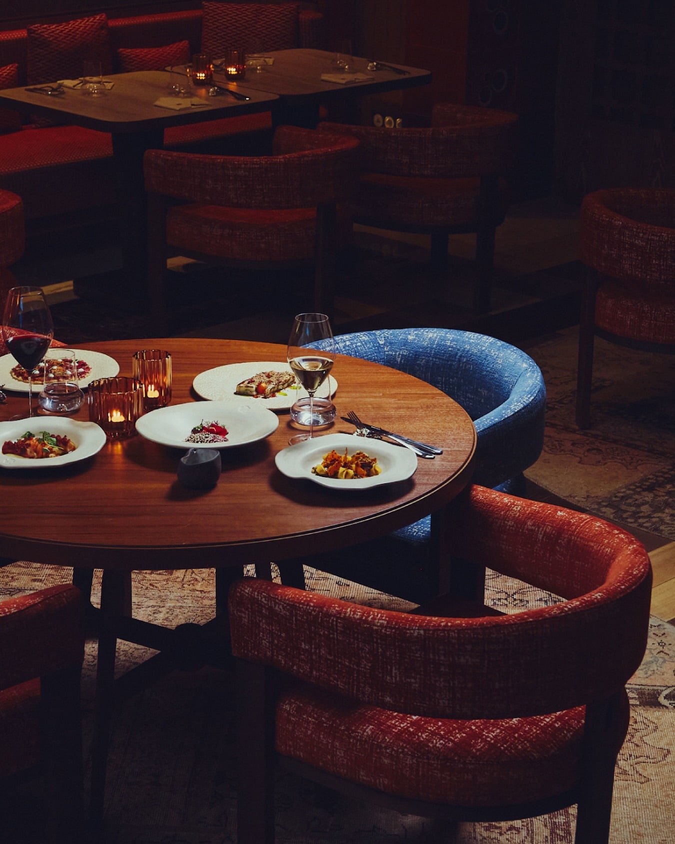 Loş ışıklı restoranda iki kişilik akşam yemeği masası