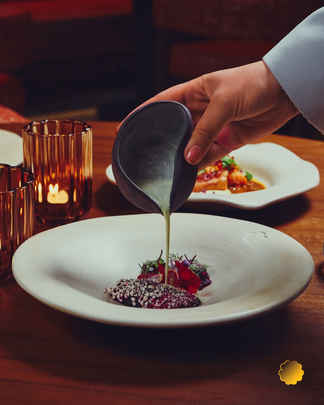 sosla tamamlanan pancar ve mevsim sebzeleri tabağı — Malva Restaurant
