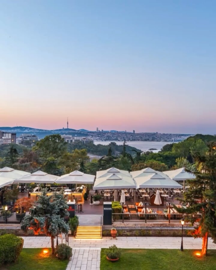 açık hava masasından Boğaz ve otel bahçesi manzarası — Malva Restaurant