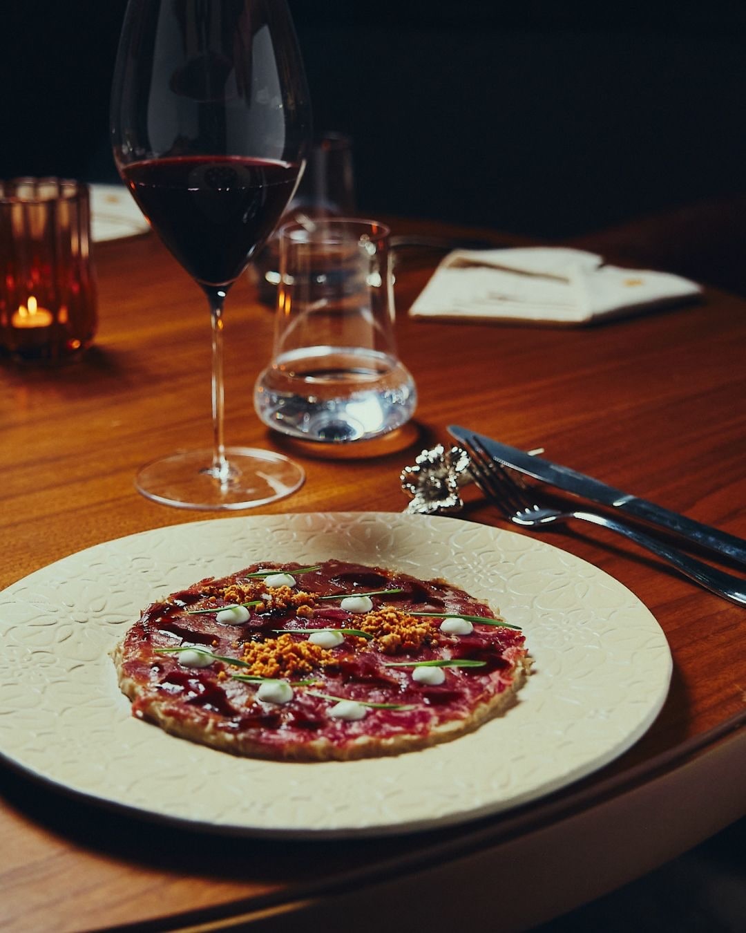 havyar ve mevsim otlarıyla hazırlanan ince başlangıç — Malva Restaurant
