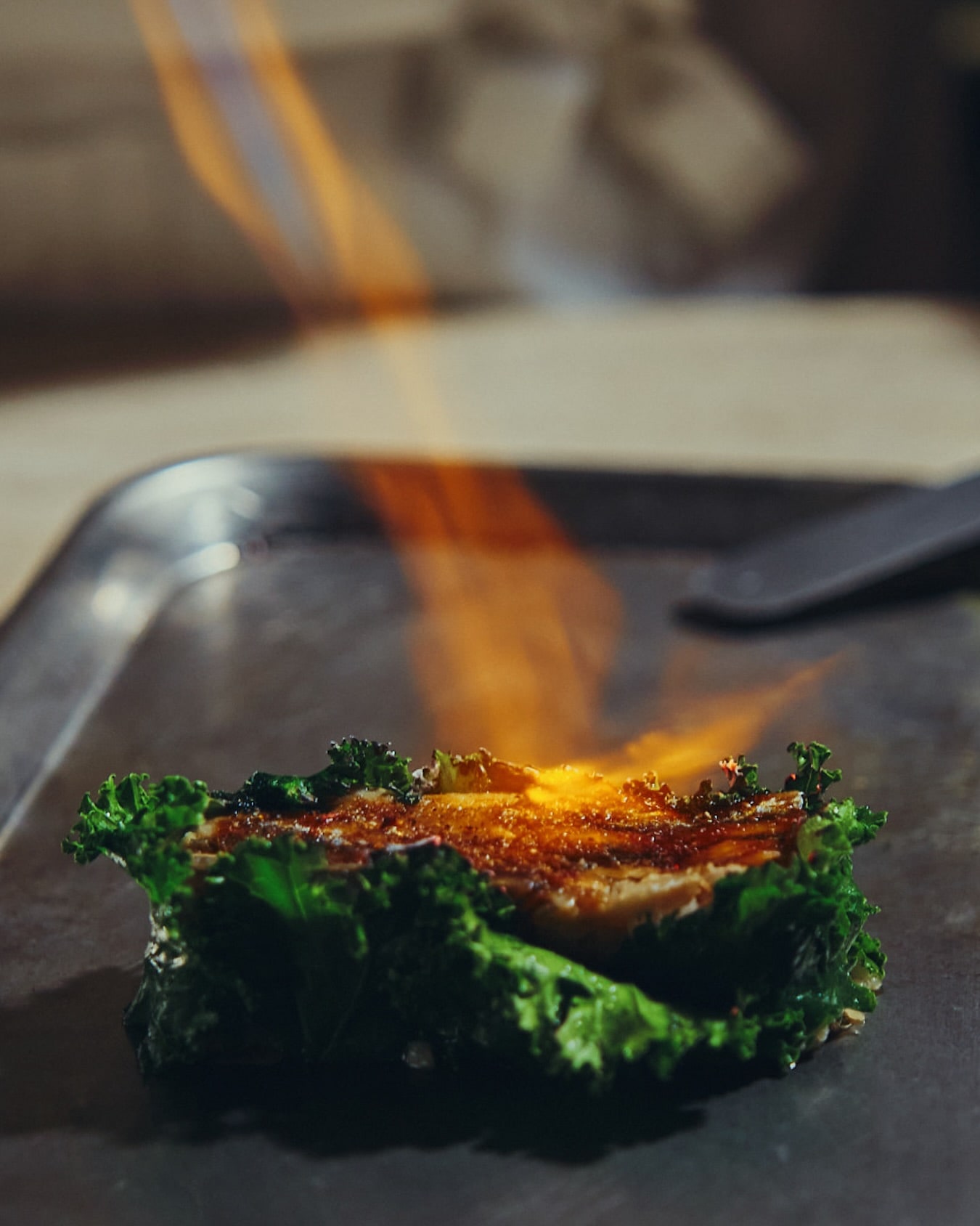 alevle son dokunuşu yapılan et tabağı — Malva Restaurant
