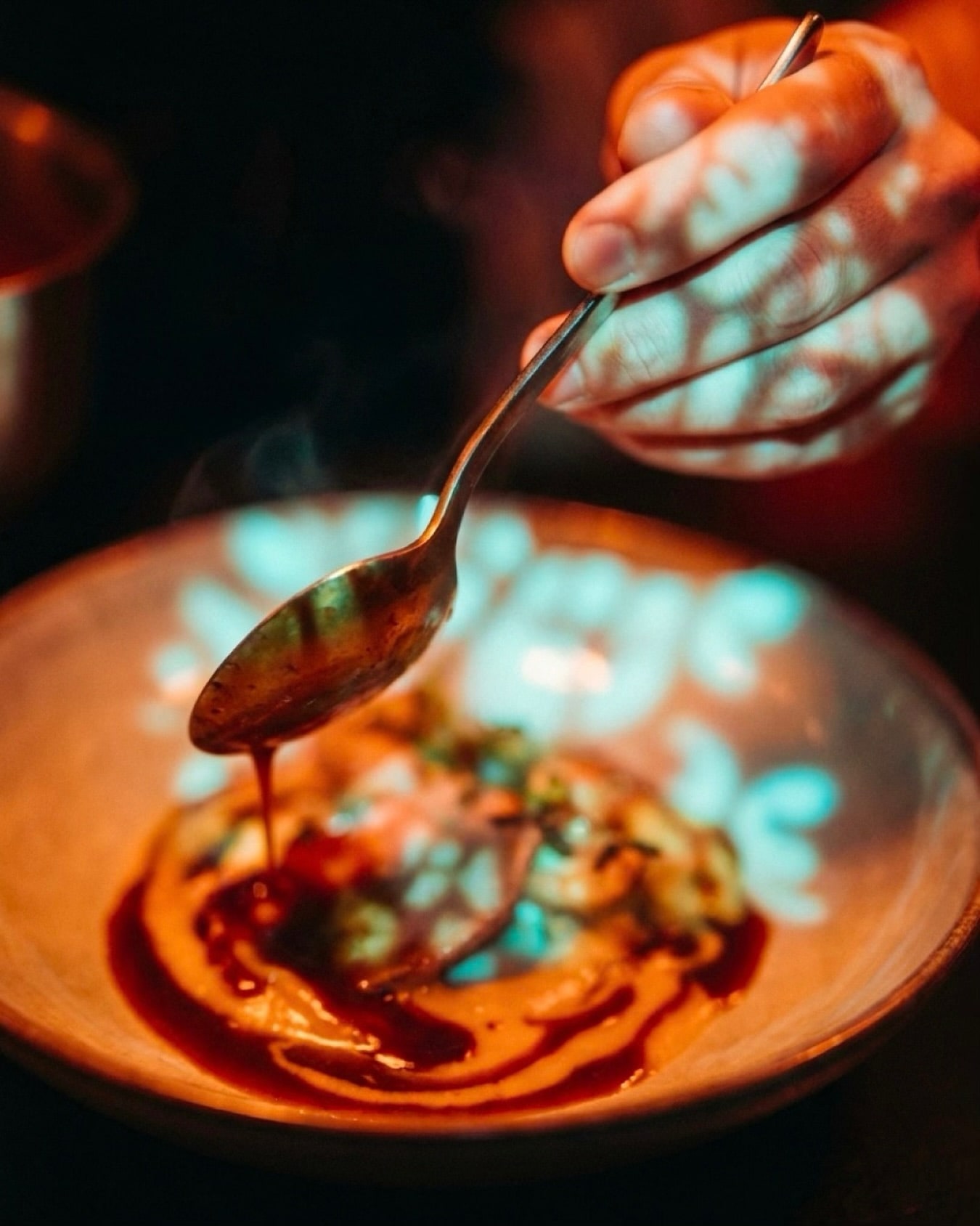 sosla tamamlanan çağdaş Malva tabağı — Malva Restaurant