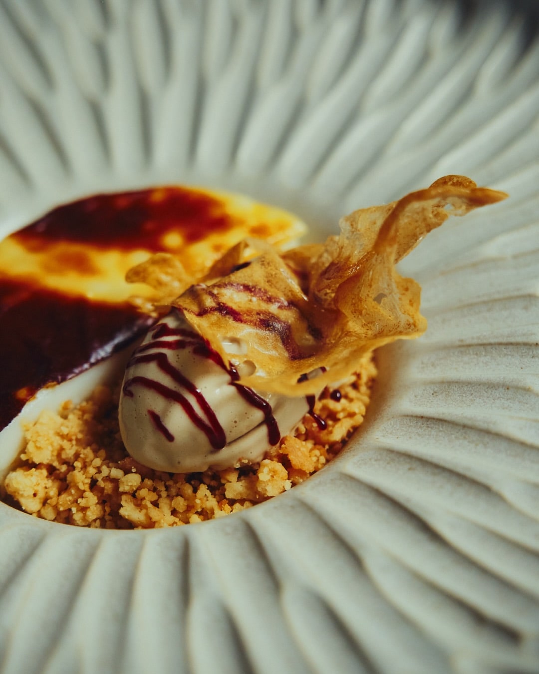 karamel ve dondurmayla servis edilen tatlı — Malva Restaurant