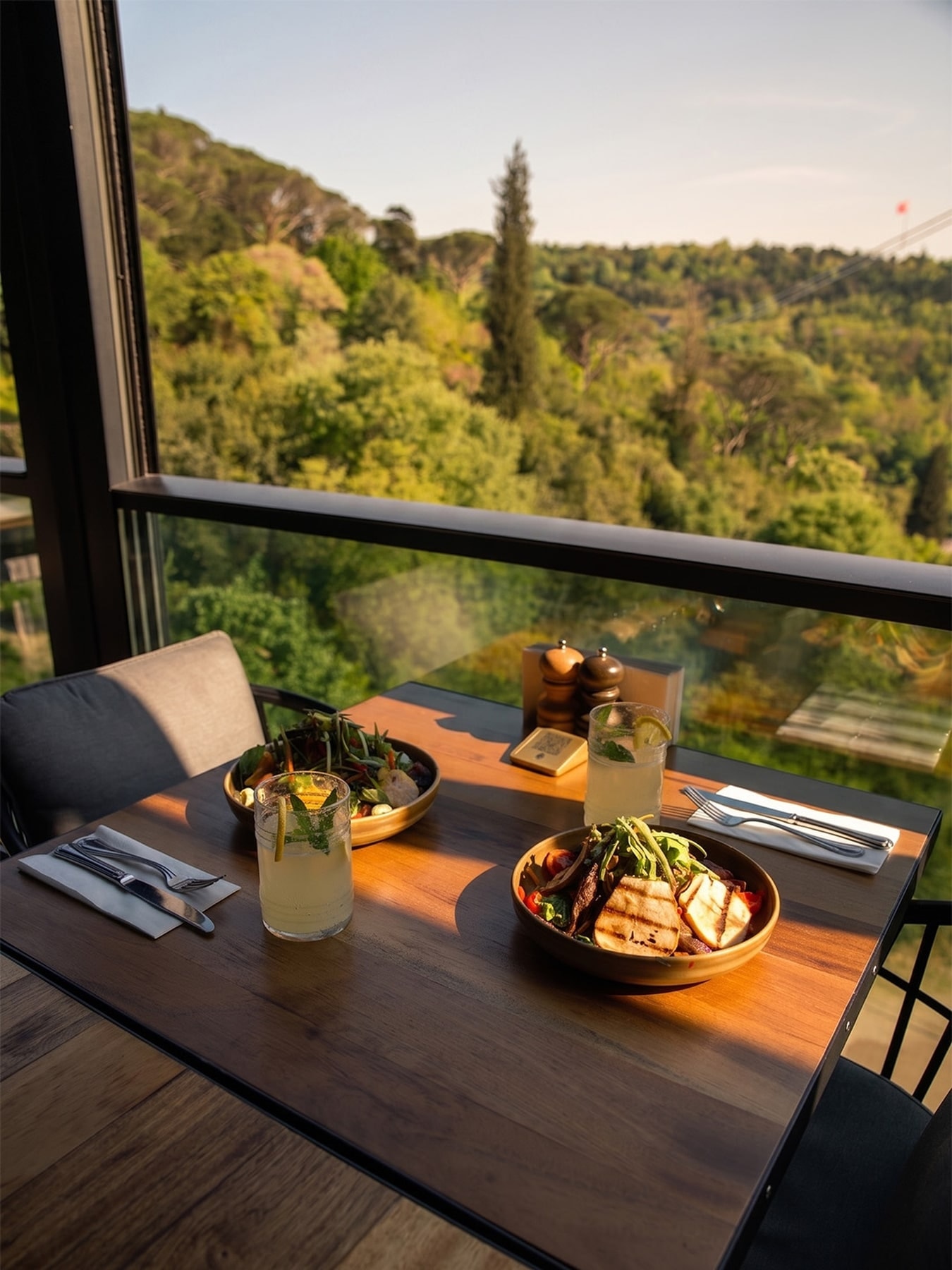 Mihrabat Korusu: the dining room and table setting