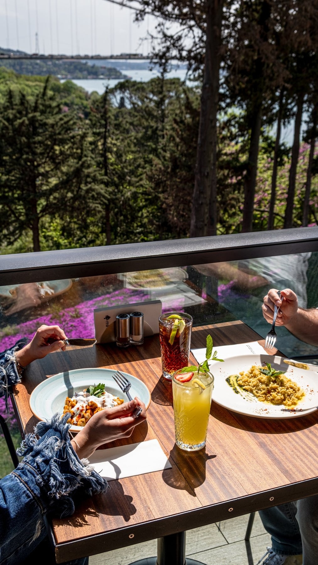 Mihrabat Korusu: tables prepared for service