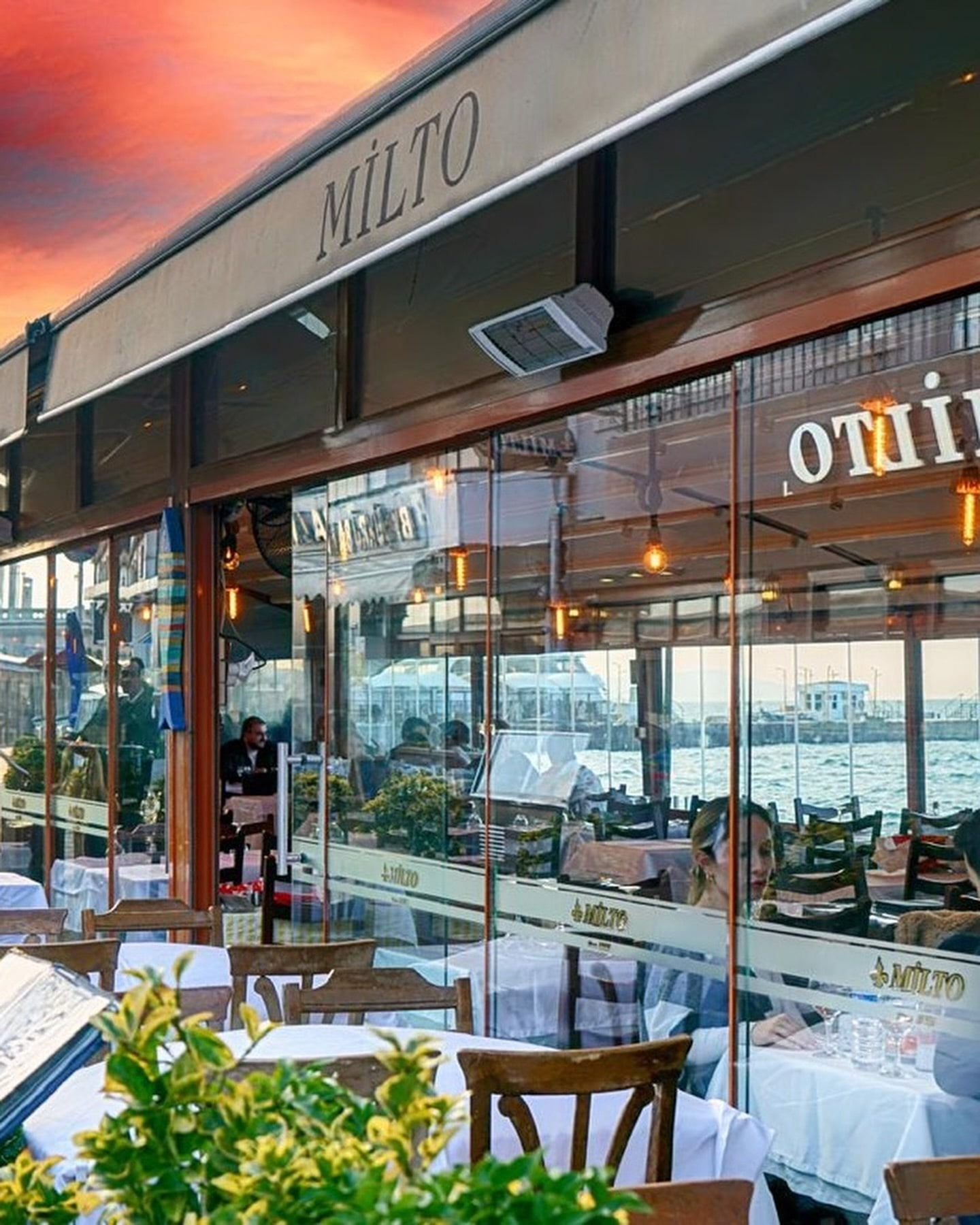 Milto Büyükada restoranının iç mekânı ve atmosferi