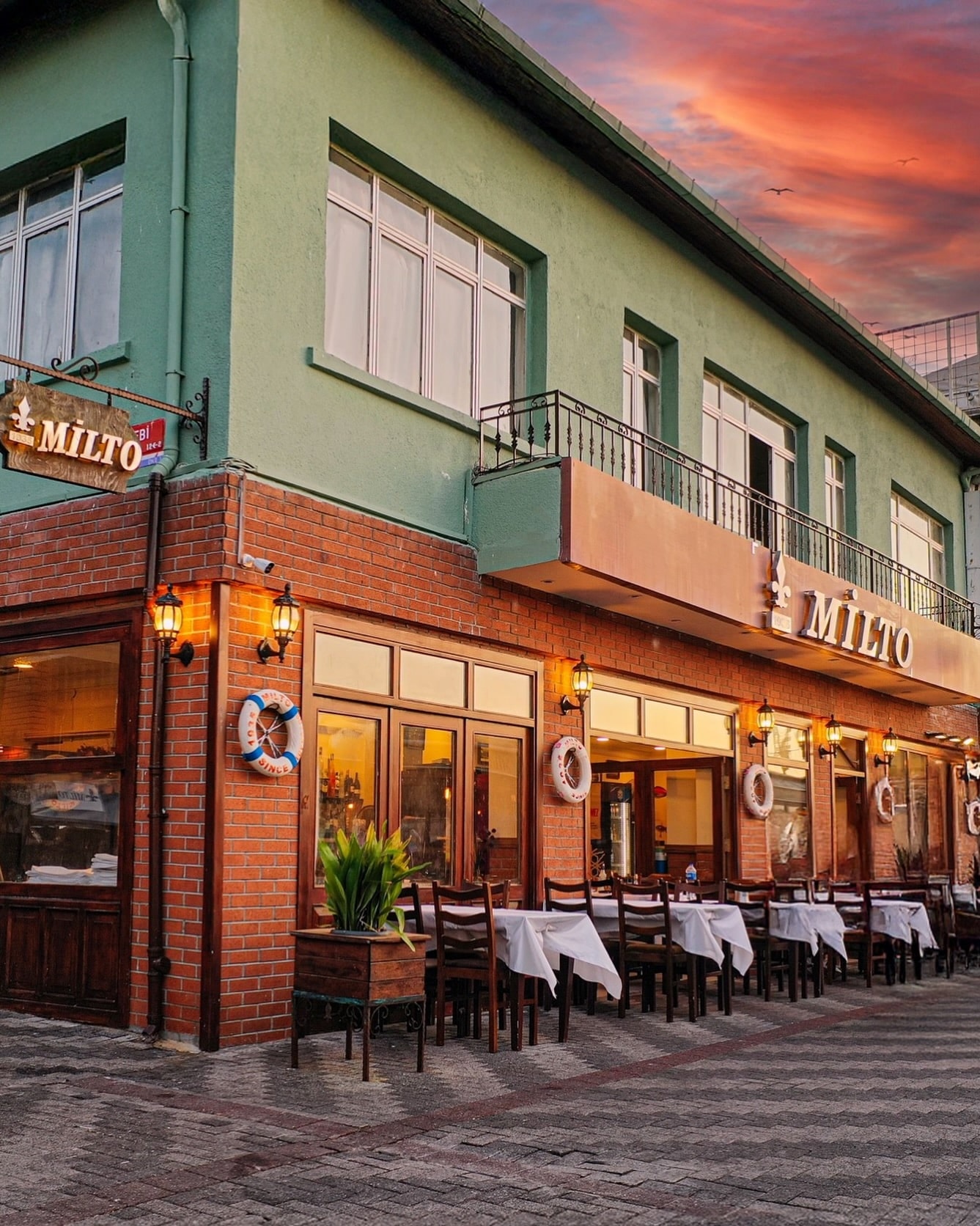 Milto Büyükada restoranının iç mekânı ve atmosferi