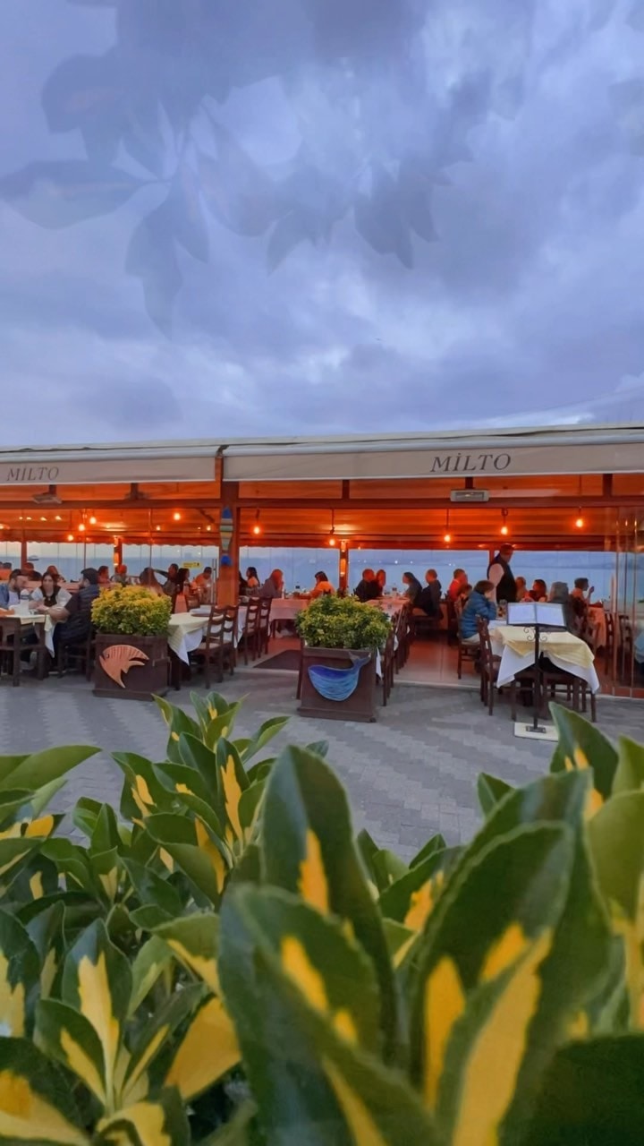 Milto Büyükada restoranının iç mekânı ve atmosferi
