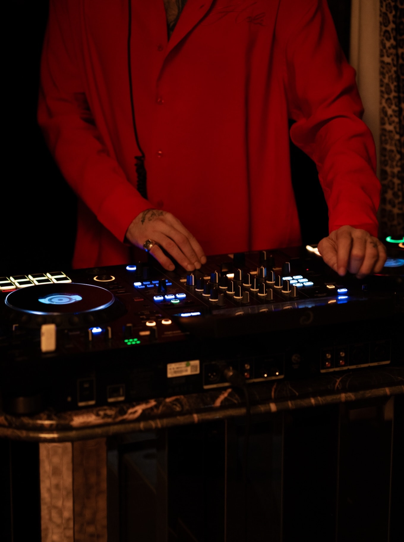 The red-lit DJ console at Mondaine de Pariso Istanbul