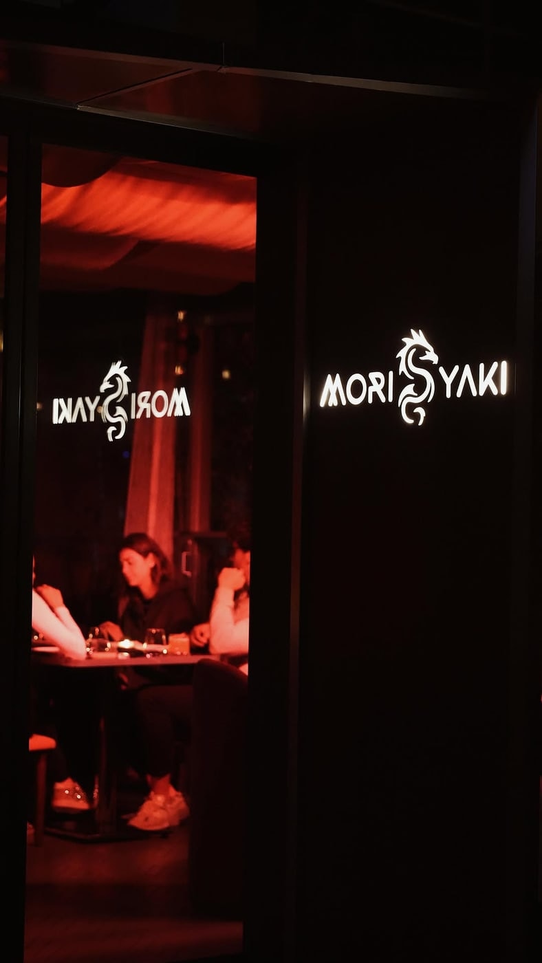 Mori Yaki restoranının özenli iç mekânı ve atmosferi