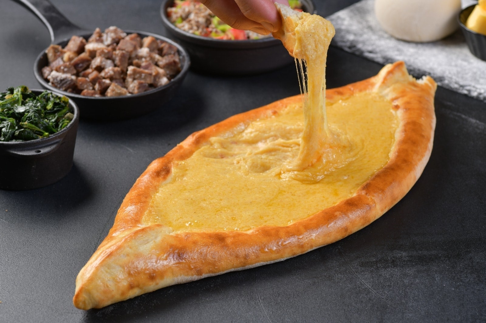 Nelipide restoranında yemek ve atmosfer