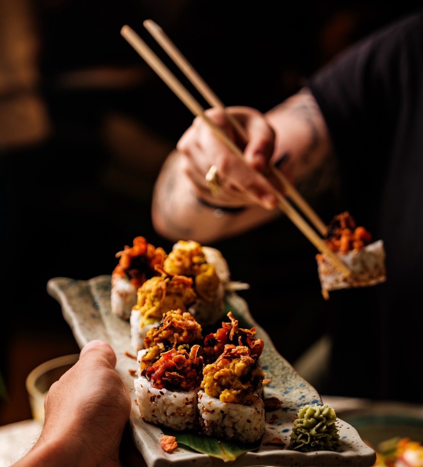 Orōro Sushi Bar mutfağından özenli bir tabak