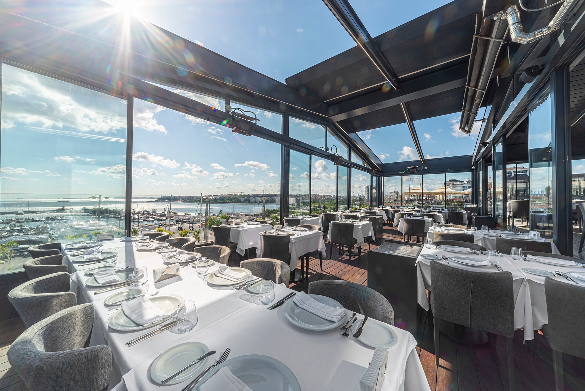 Ouzo Roof restoranının mekânı ve atmosferi