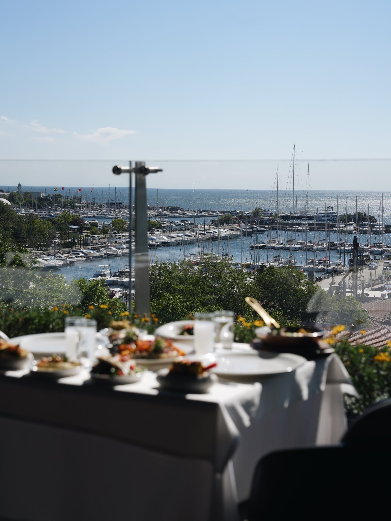 Ouzo Roof restoranının mekânı ve atmosferi