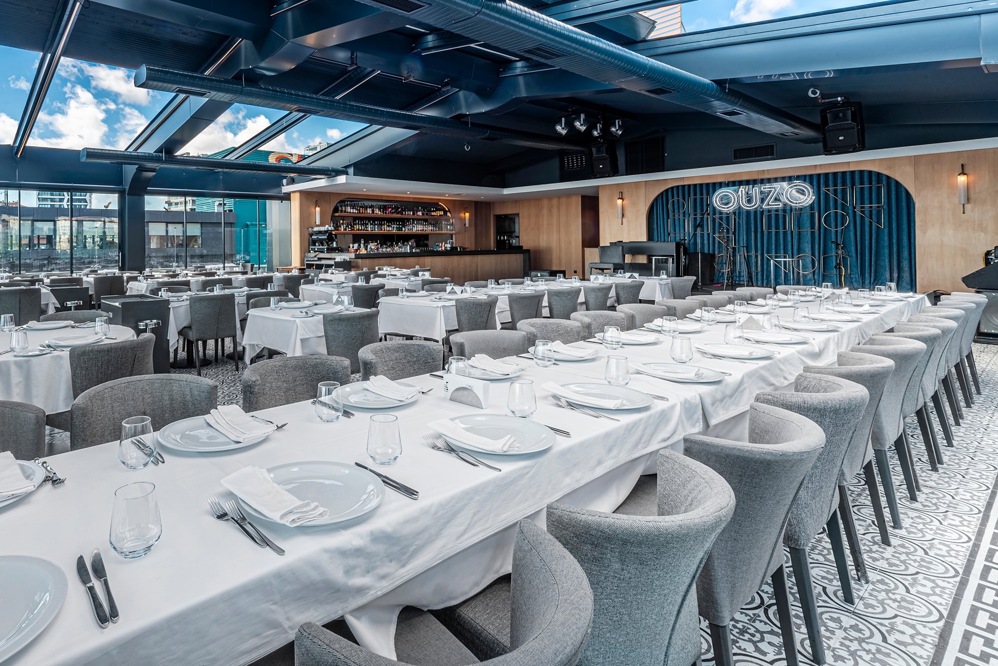 Ouzo Roof restoranının mekânı ve atmosferi