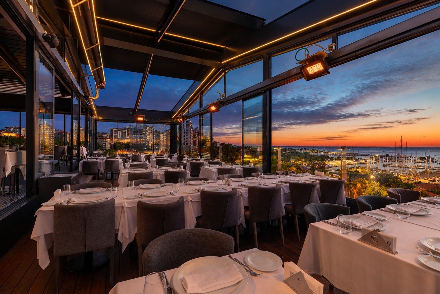 Ouzo Roof restoranının mekânı ve atmosferi
