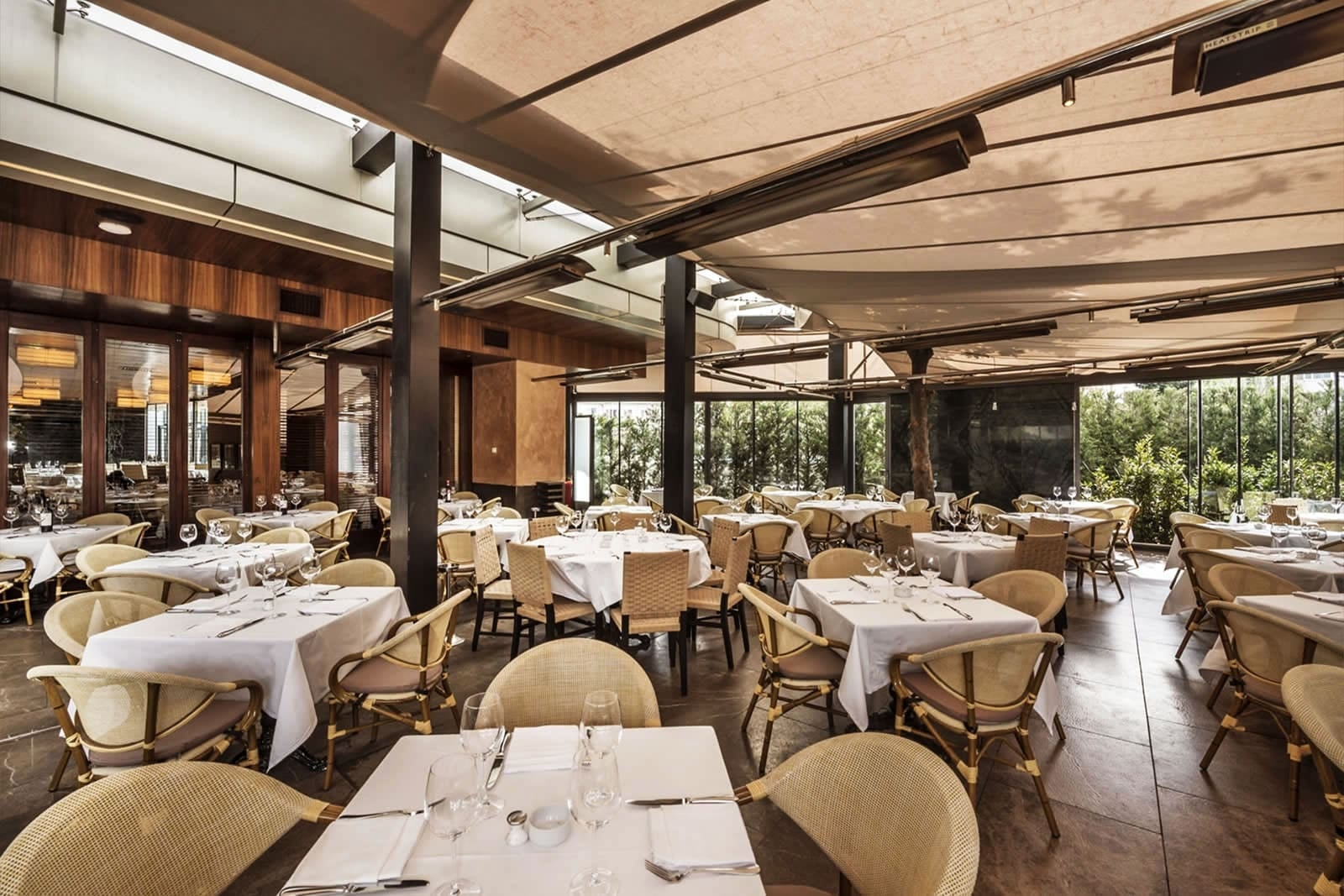 Paper Moon İstanbul restoranının iç mekânı ve atmosferi