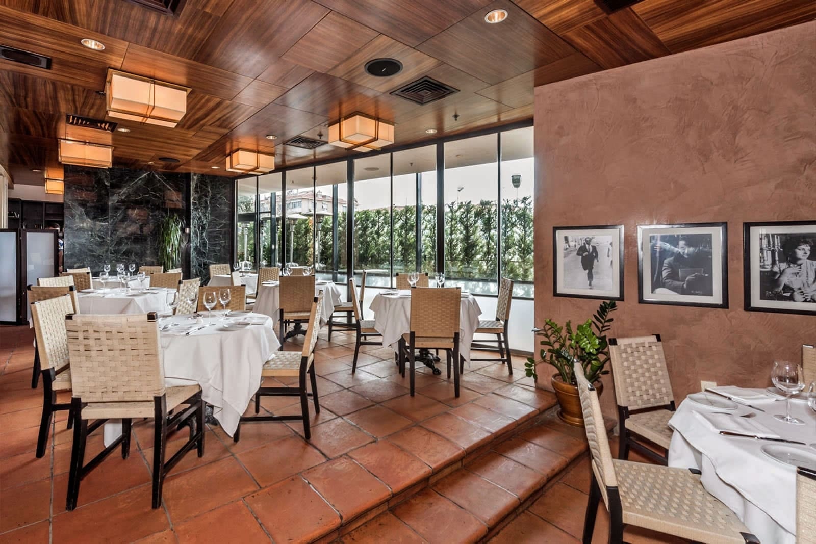 Paper Moon İstanbul restoranının iç mekânı ve atmosferi