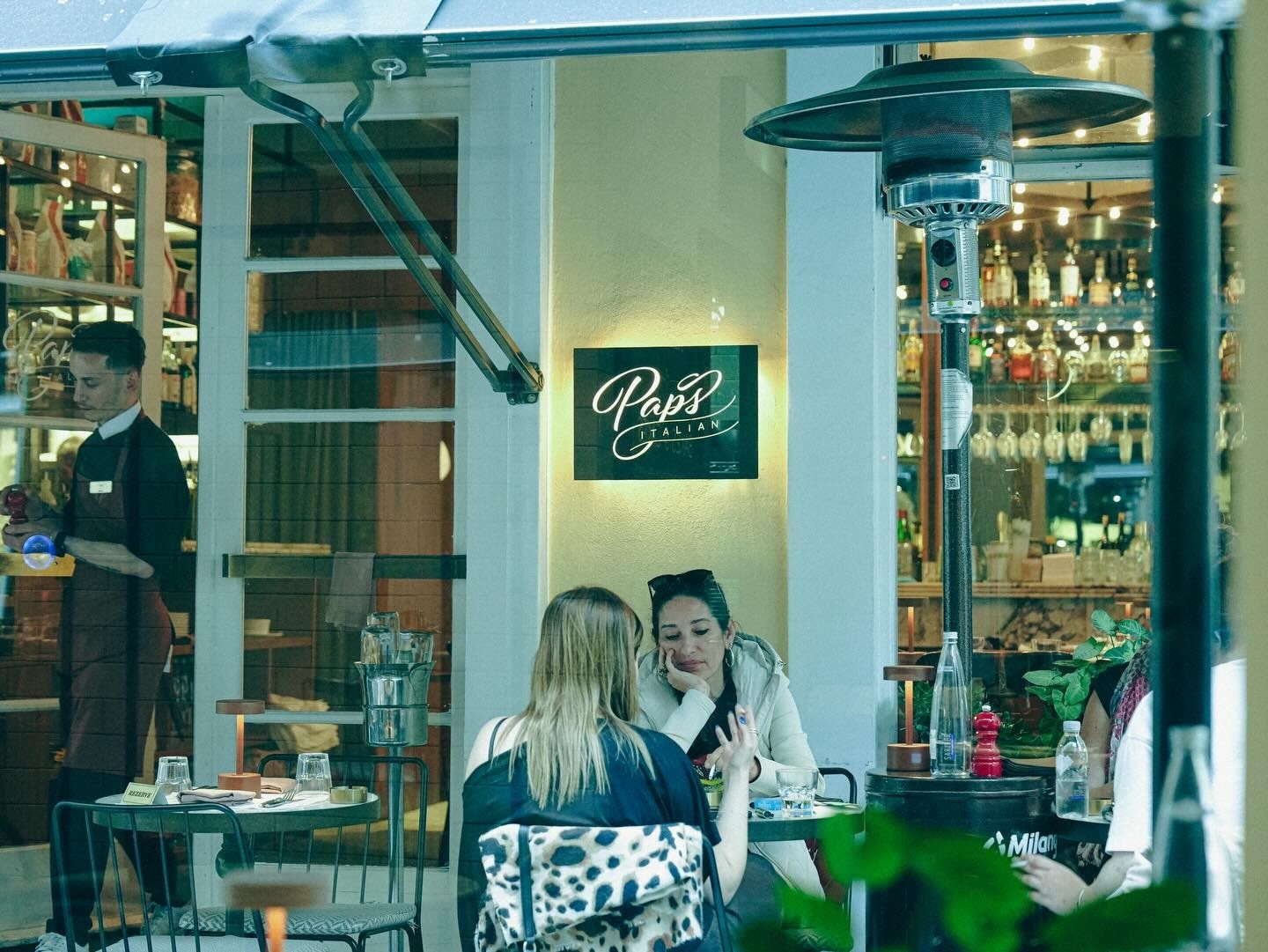 Paps Italian Karaköy: yemek salonu ve masa düzeni