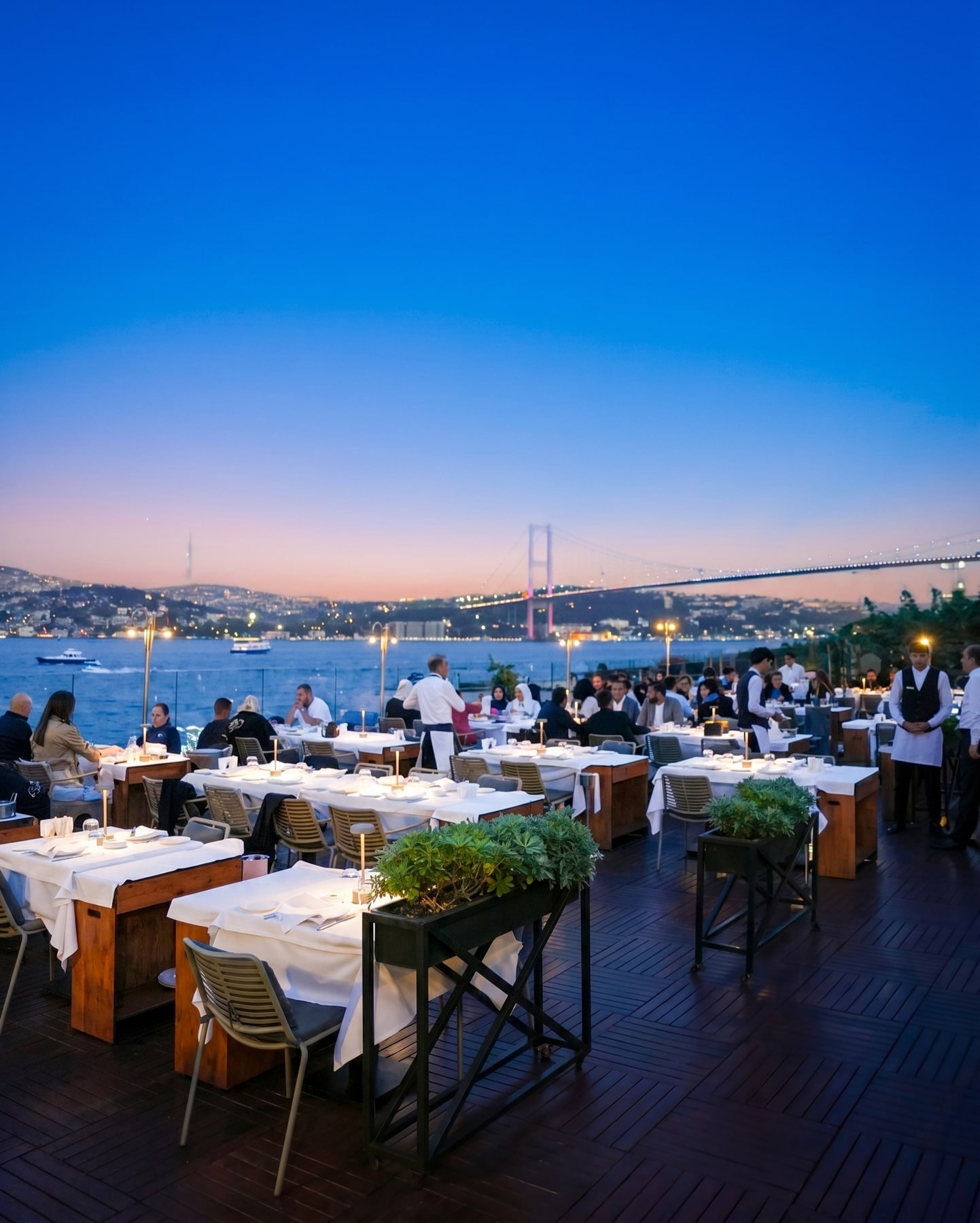 Park Fora: tables prepared for service