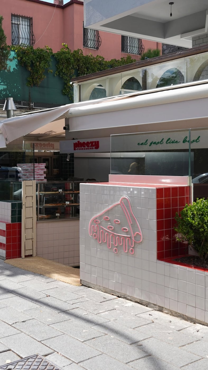 Pheezy restoranının özenli iç mekânı ve atmosferi