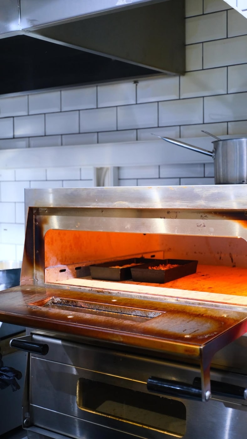 Pizza Sando restoranının özenli iç mekânı ve atmosferi