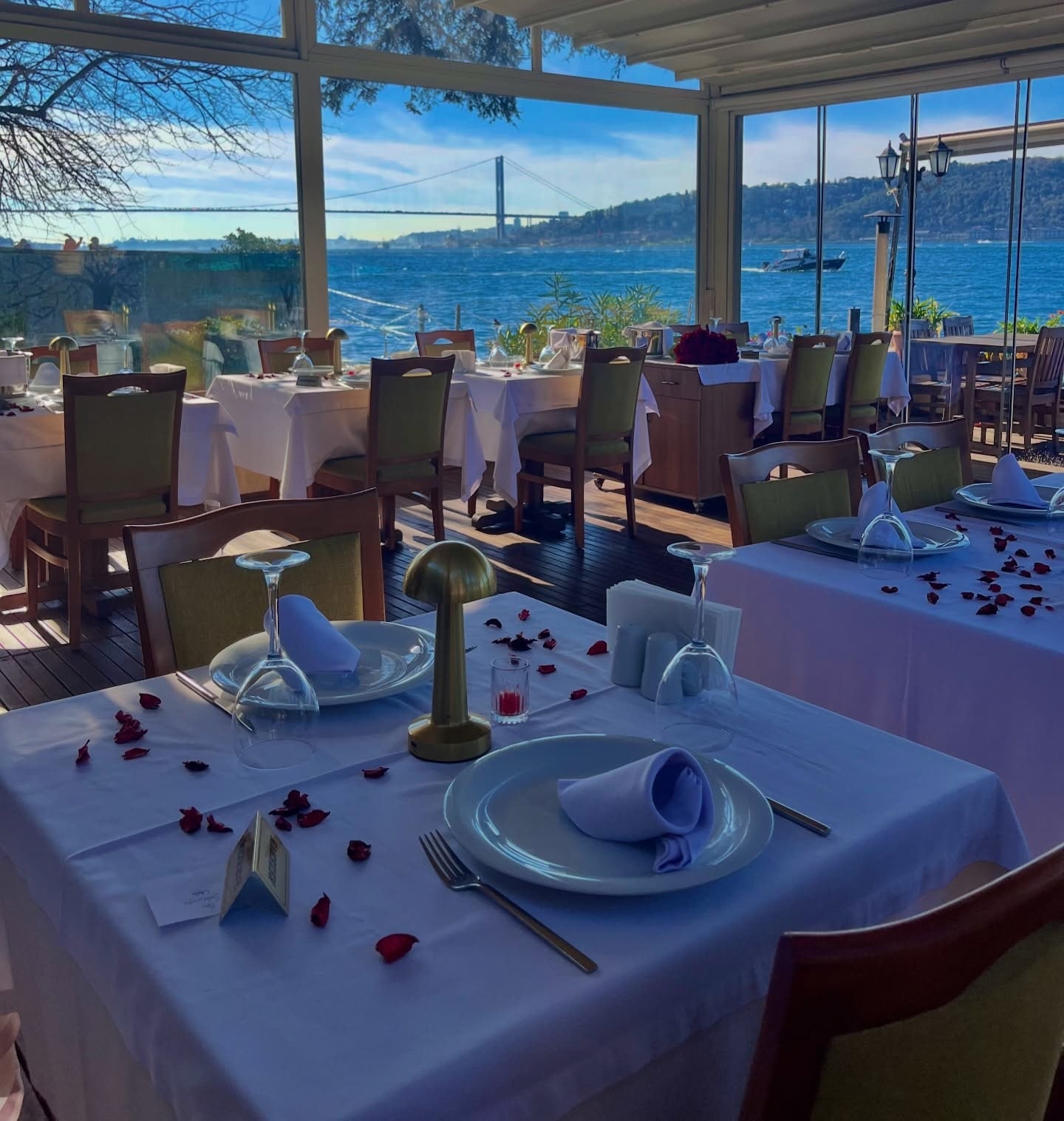 Rigel Restaurant: su kenarındaki atmosfer