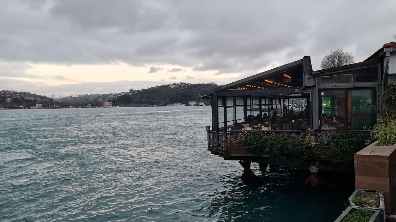 Rumelihisarı İskele restoranının mekânı ve atmosferi