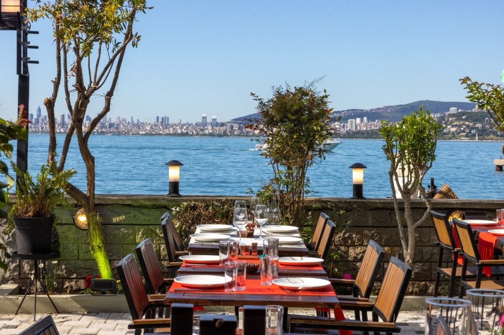 Sahilhane Büyükada restoranının atmosferi