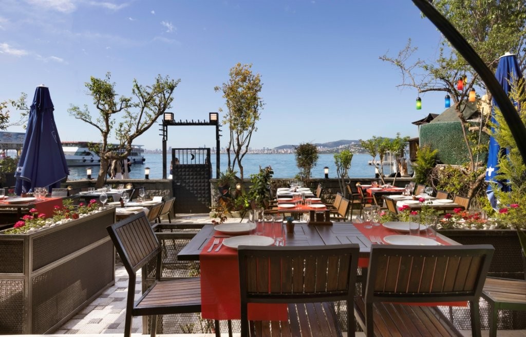 Sahilhane Büyükada restoranının atmosferi