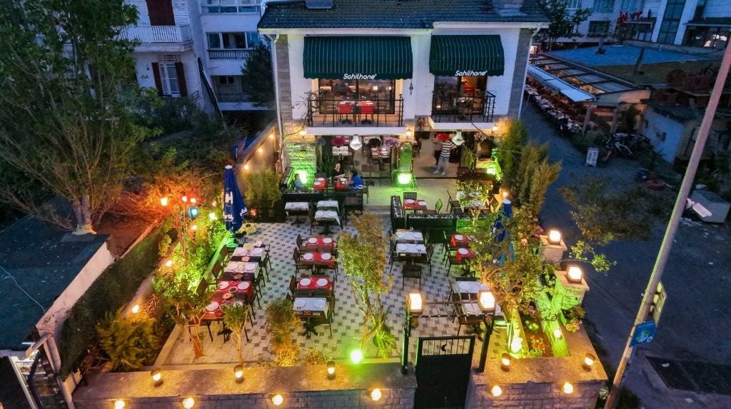 Sahilhane Büyükada restoranının atmosferi