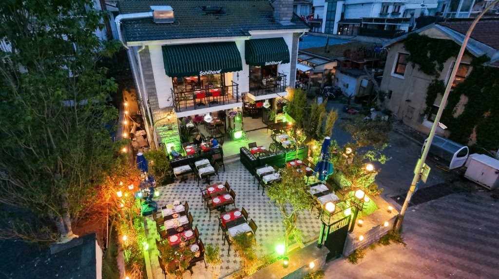 Sahilhane Büyükada restoranının atmosferi
