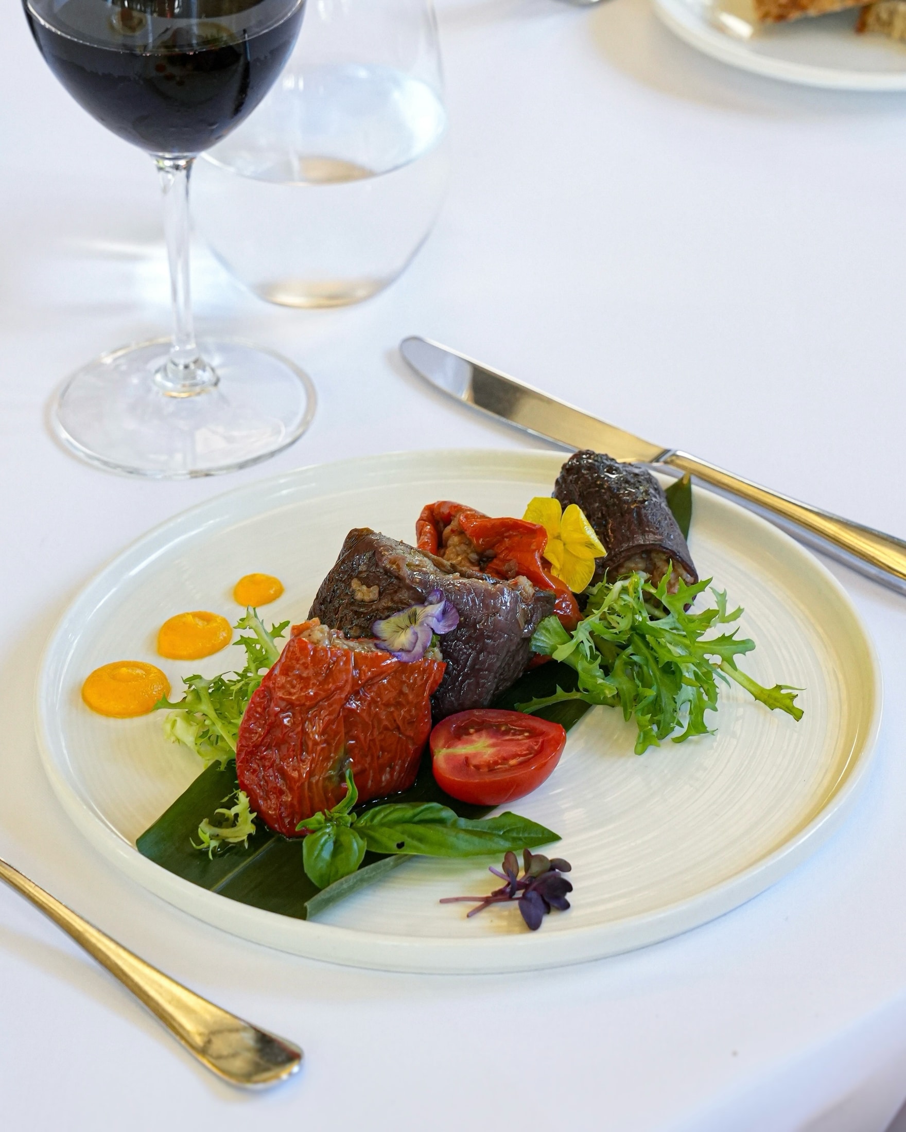İstanbul'da sessiz iş öğle yemeğine uygun sade Japon restoran masası