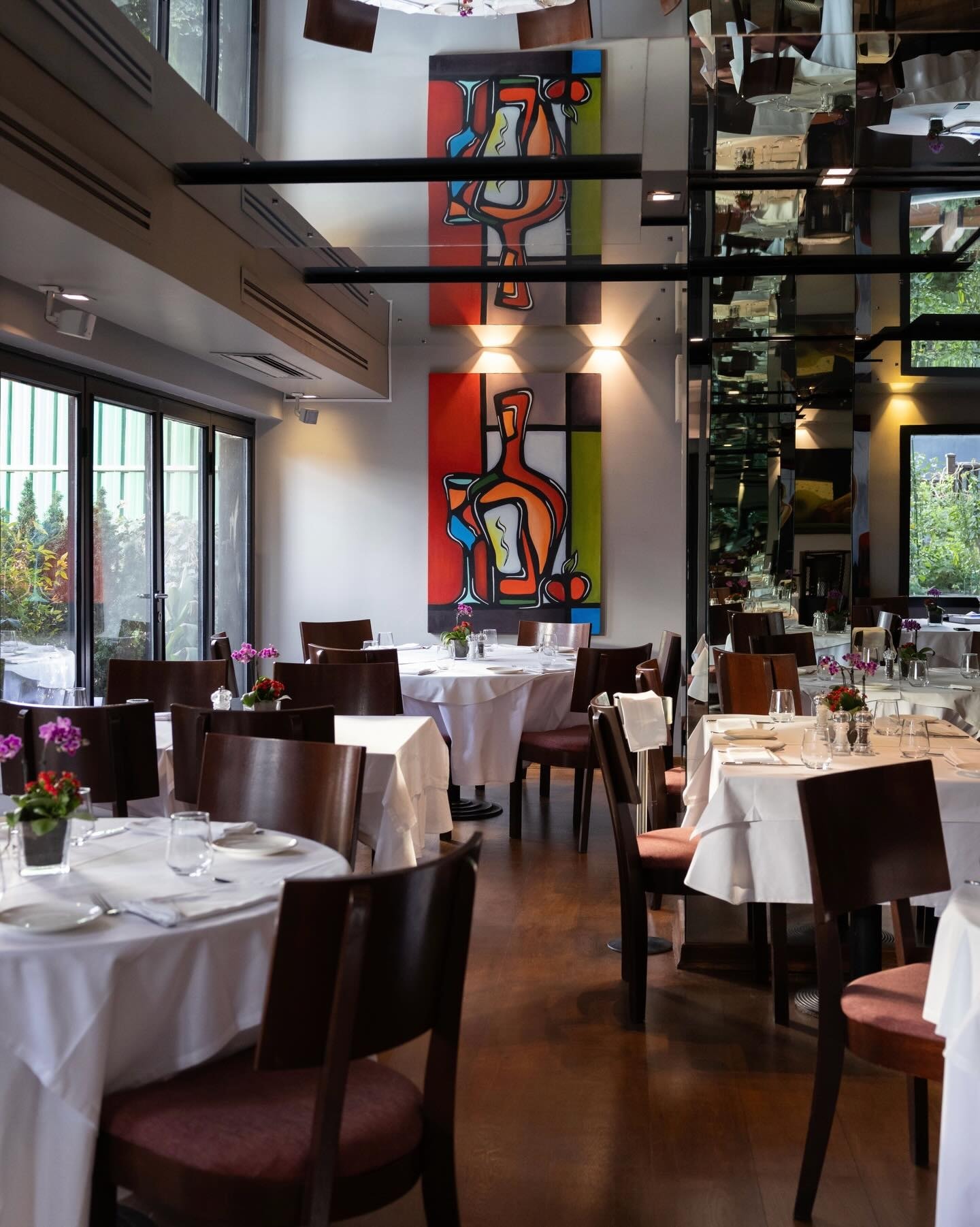 Şans Restaurant restoranının iç mekânı ve atmosferi
