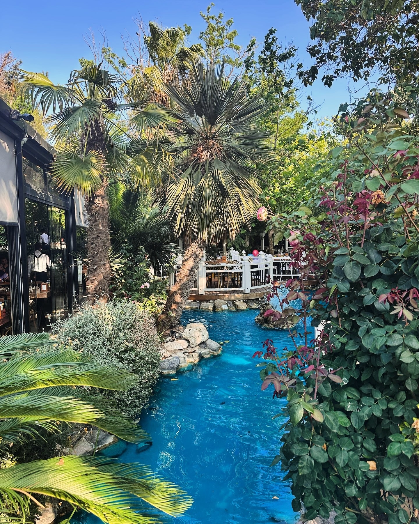 Şazeli Florya: the garden and outdoor tables