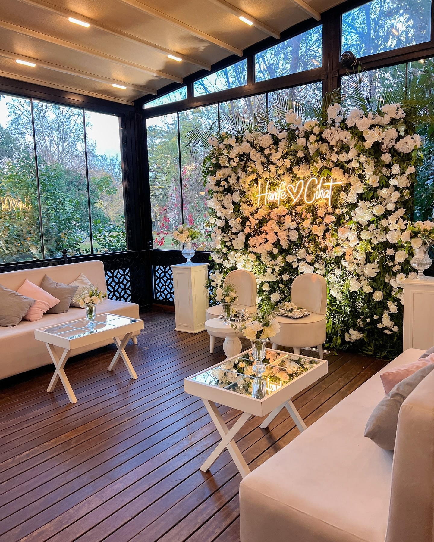 Şazeli Florya: the daylight-filled dining room