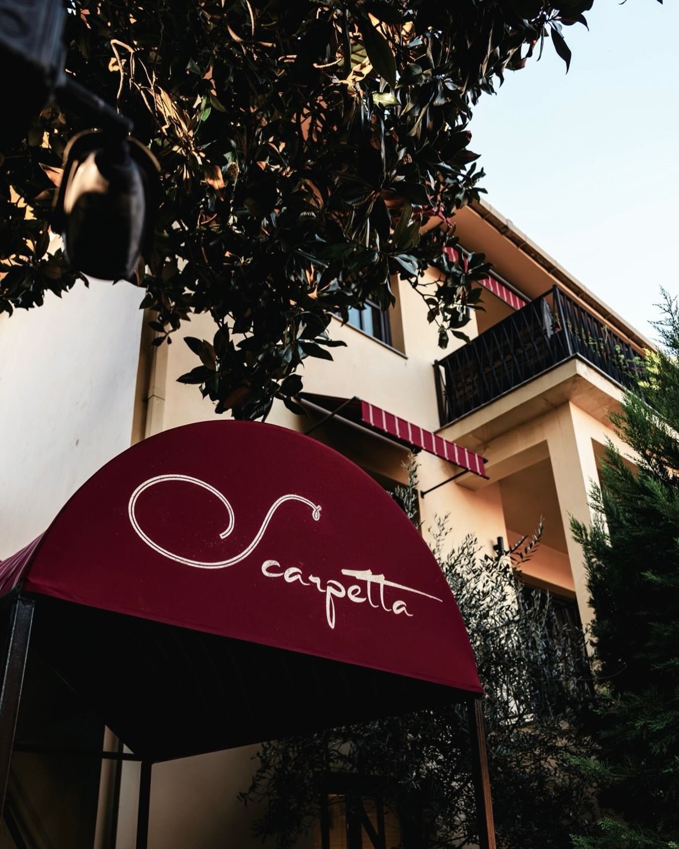 Scarpetta Istanbul: tables prepared for service