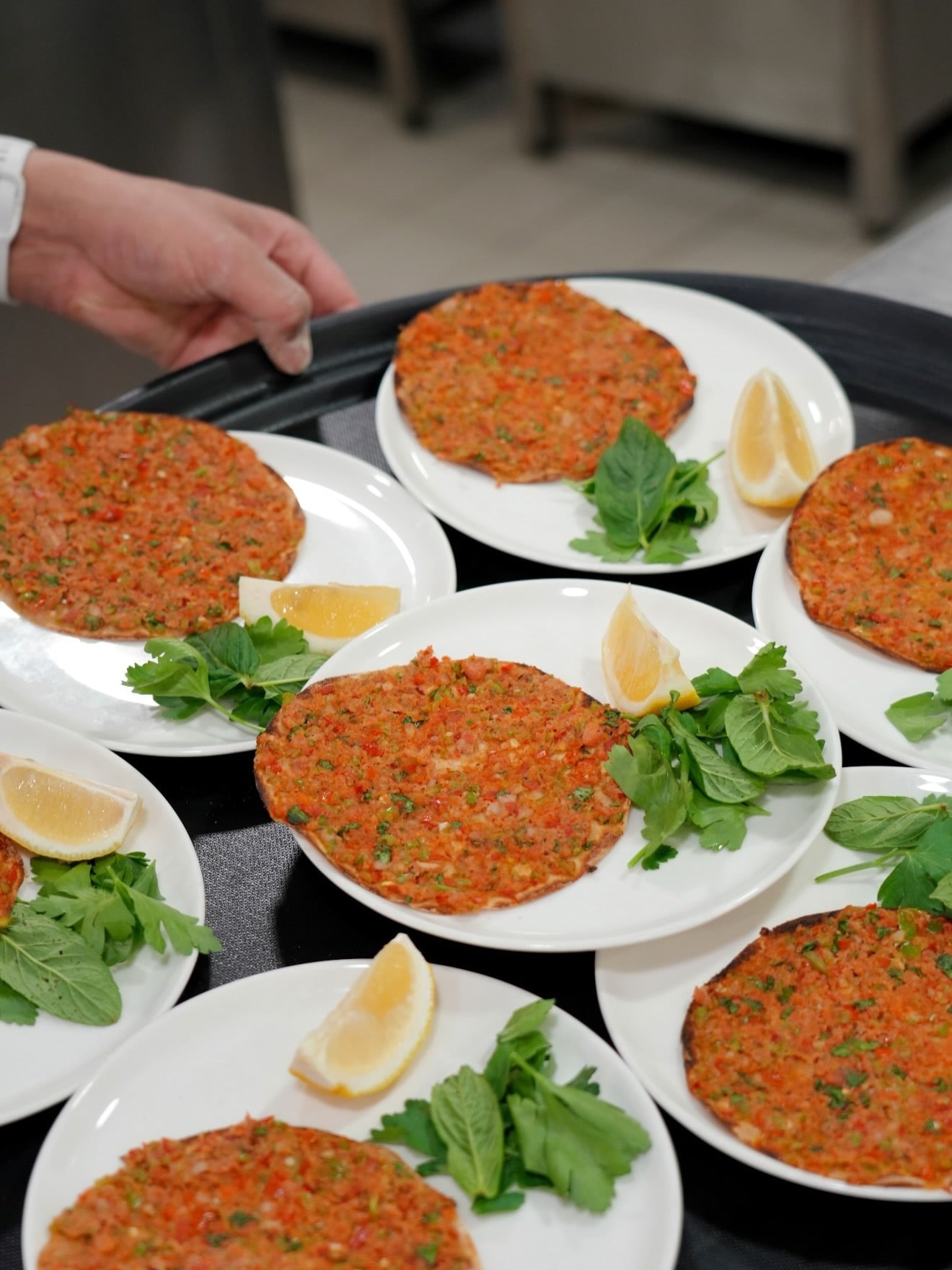 Seraf Mahmutbey: servise hazır tabak
