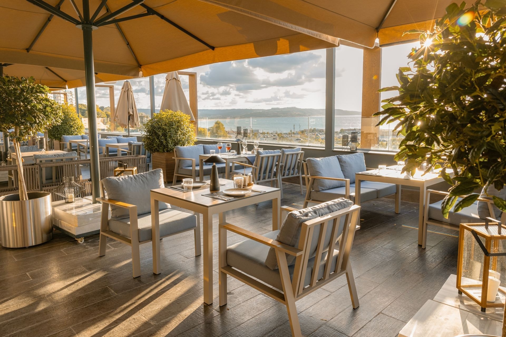 Büyükada kıyısında şehirden kaçış hissi veren restoran masası