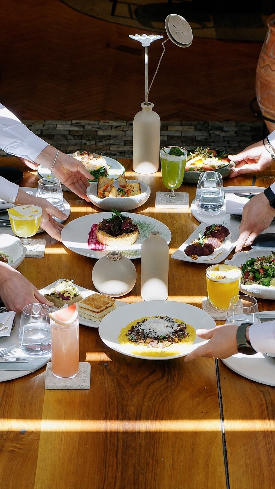 Strada restoranında yemek ve atmosfer