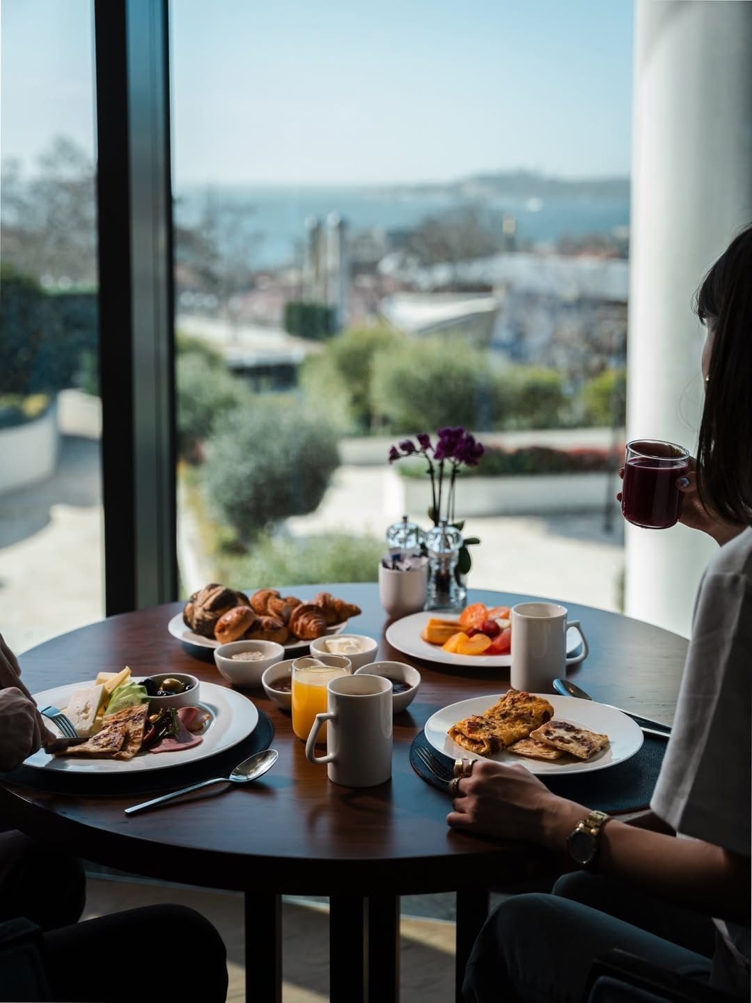 Summit Bar & Terrace, Conrad İstanbul Bosphorus restoranında yemek ve atmosfer